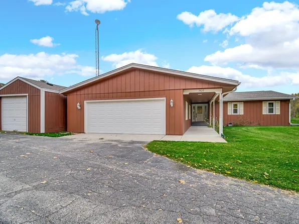 7427 McCurry Rd, Roscoe, IL 61073