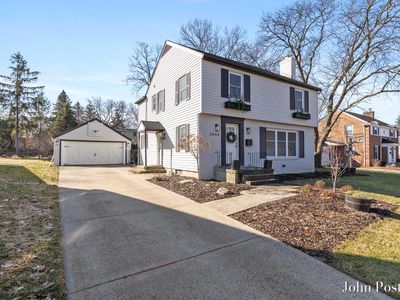 2544 Maplewood Dr SE, East Grand Rapids, MI, 49506