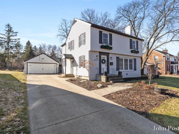 2544 Maplewood Dr SE, East Grand Rapids, MI 49506