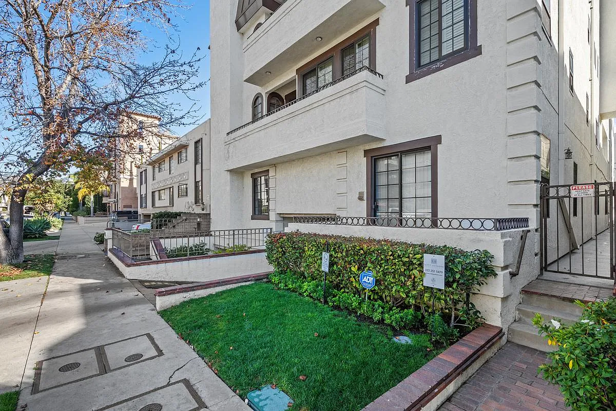 Front building and parking access - 432 S Hamel Rd #303