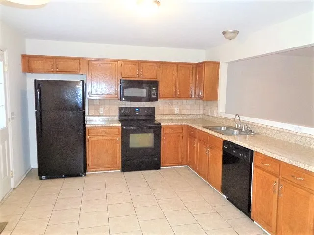 302 Holland Ridge Dr — Photo 2