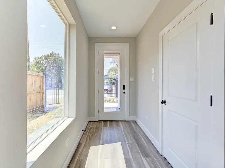 2418 Everett St — Photo 3