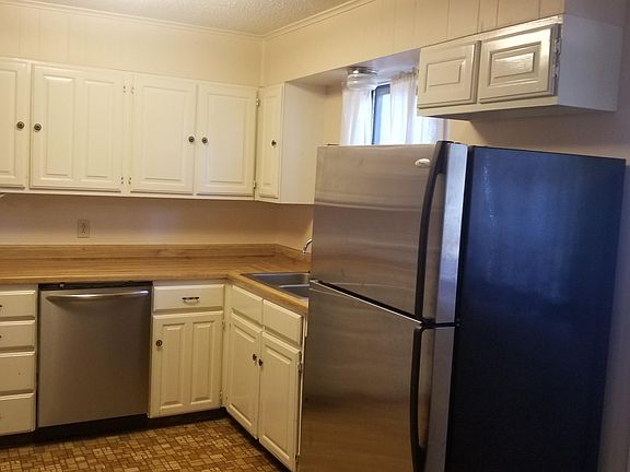 3rd image of 805 Longleaf Dr E #B