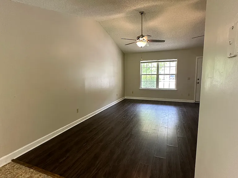140 Talbot Ct #140 — Photo 3