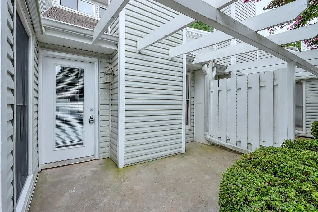 2 bed, 2.0 bath, 1241 sqft, $2,200 — Photo 2