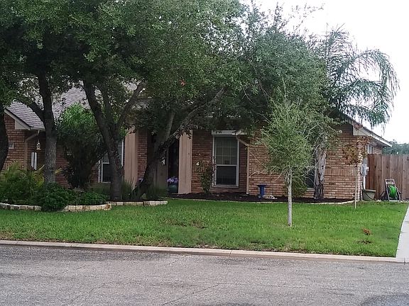 2nd image of 412 Fairway Oaks St