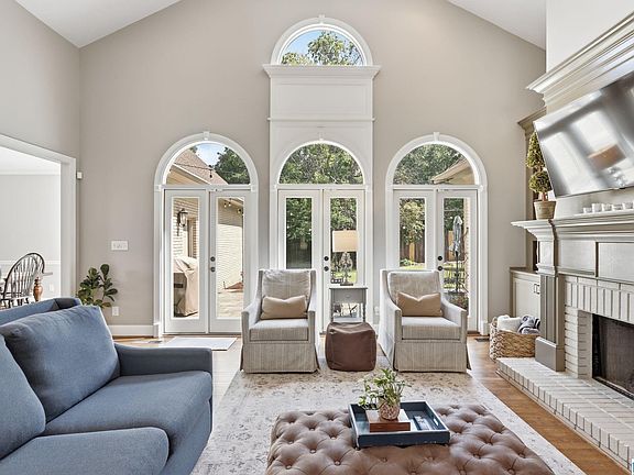 5th image of 3758 Carisbrooke Dr
