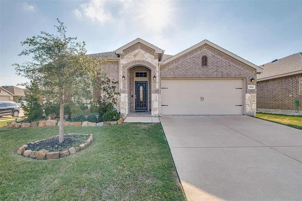 4 bed, 2015 sqft, $2,460 — Photo 1