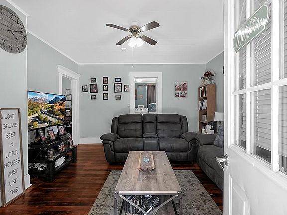 4th image of 16226 Pike St