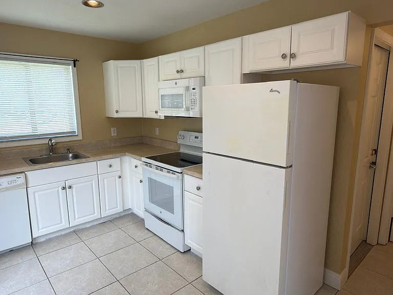 13769 Yarmouth Dr — Photo 9