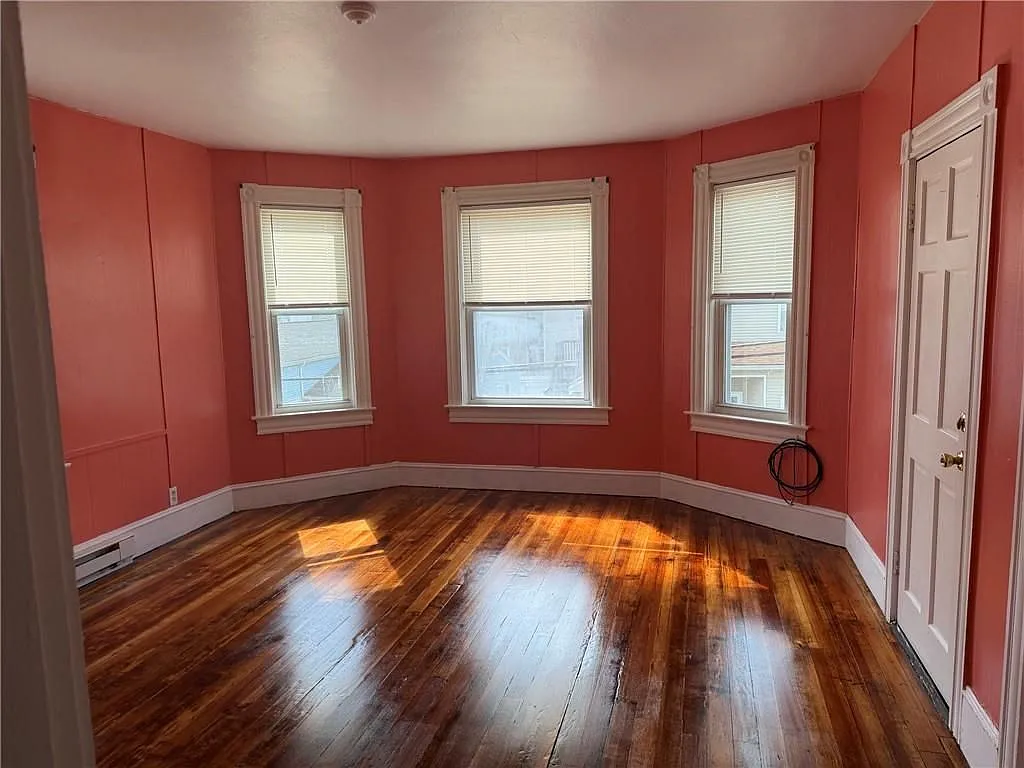 3 bed, 1.0 bath, 1234 sqft, $1,800 — Photo 2