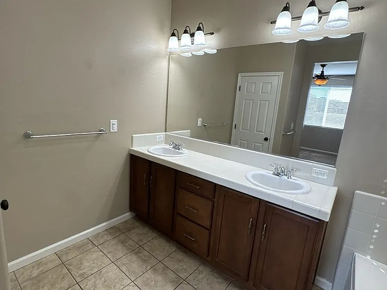 3237 N Winslow St — Photo 20