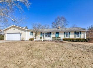 17 Westwood Dr, Monticello, IL 61856