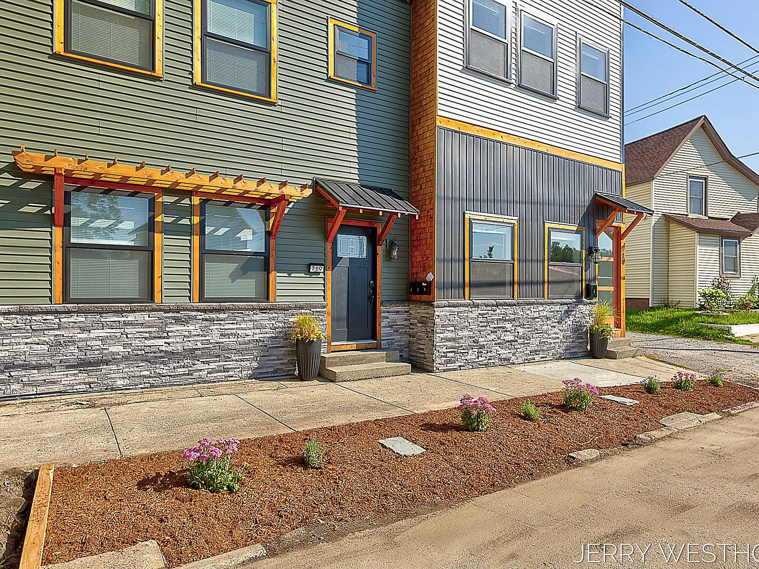 715 Butterworth St SW — Photo 2