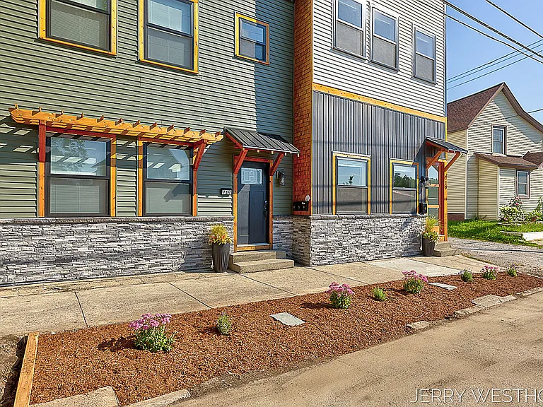 715 Butterworth St SW #4 — Photo 2