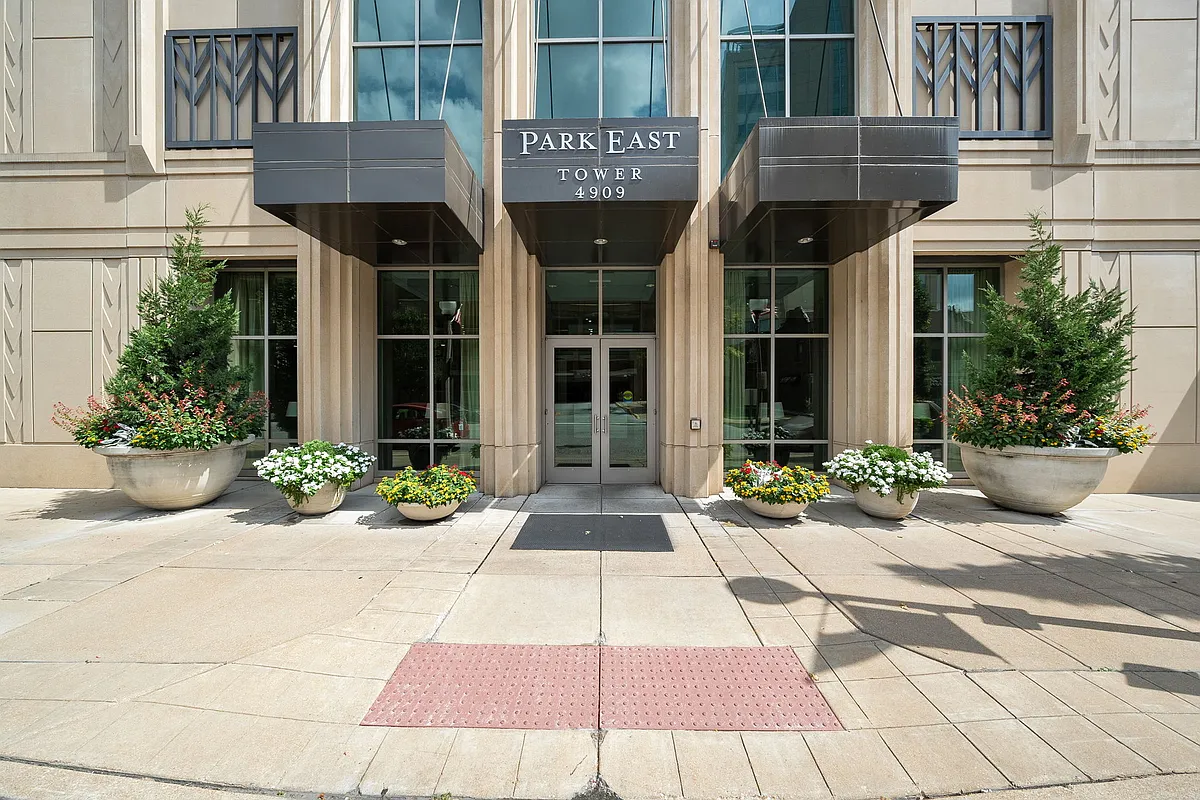 Building Photo - 4909 Laclede Ave #840