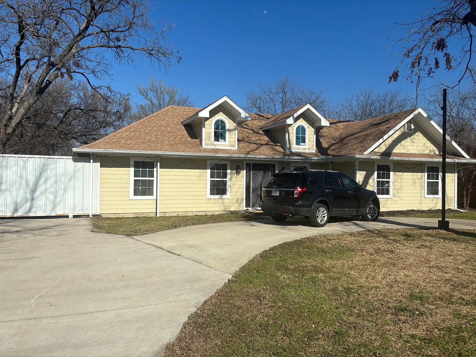 5 bed, 2.5 bath, 1900 sqft, $2,600 — Photo 2