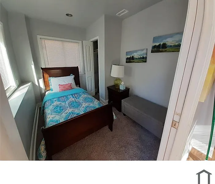 3 bed, 100 sqft, $1,900 — Photo 2