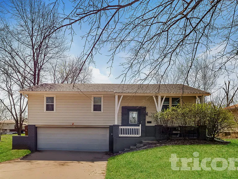 607 NE Darwin St — Photo 1