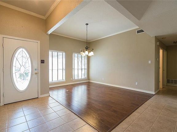 3rd image of 124 Shorewood Pl
