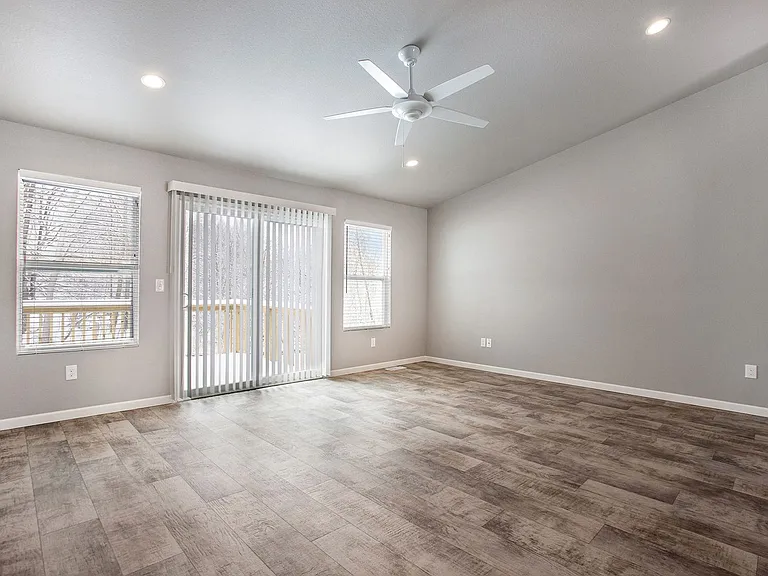 910 Maycroft Rd — Photo 5