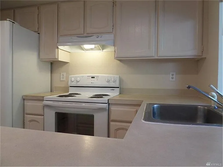 10819 NE 37th Pl #101 — Photo 4