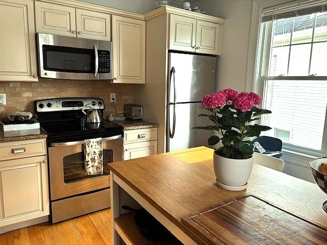 Sunny Kitchen w/Stainless Steel Appliances
