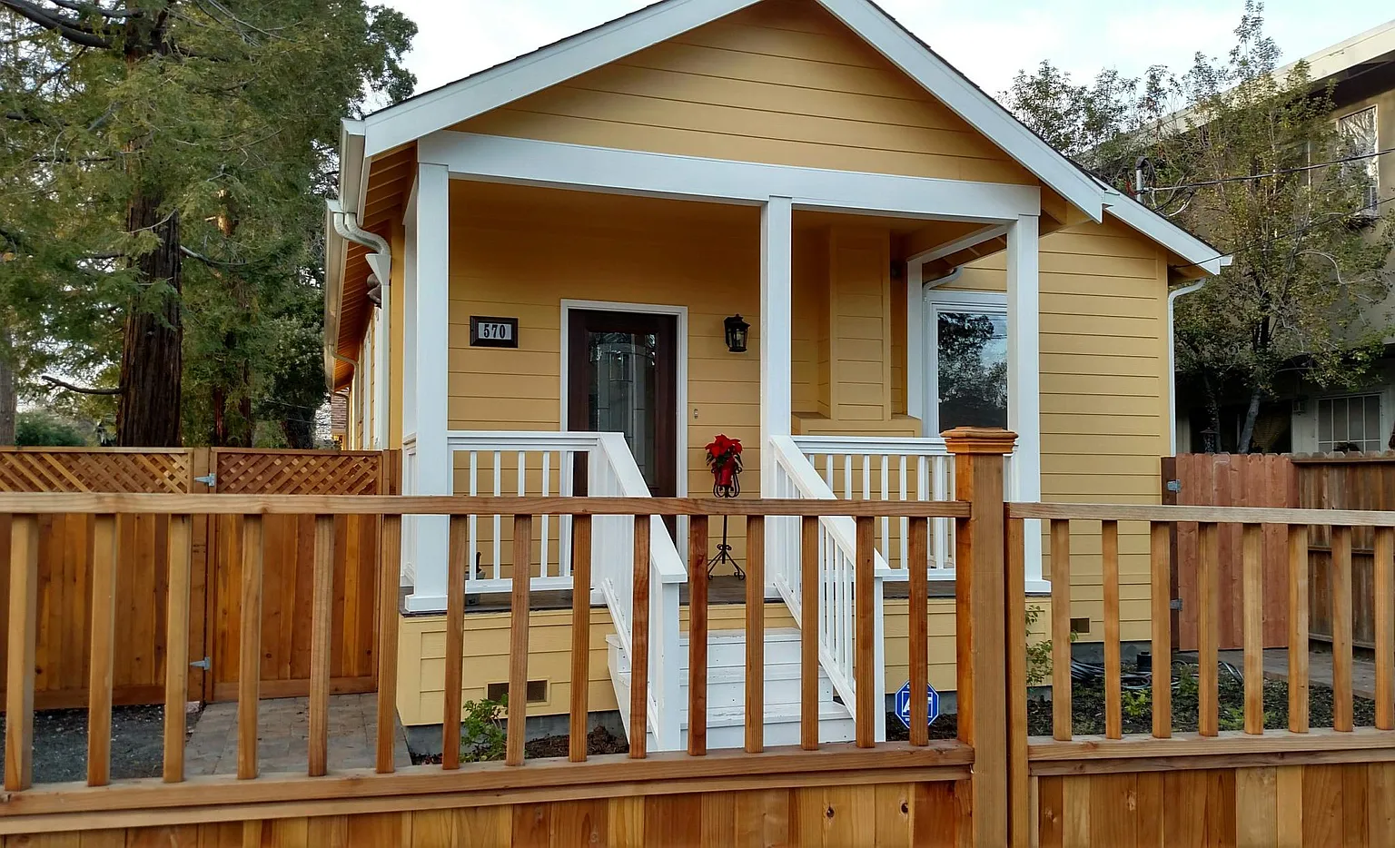 570 Vera Ave photo 1