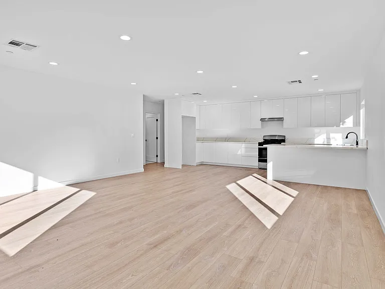 6842 Cedros Ave — Photo 11