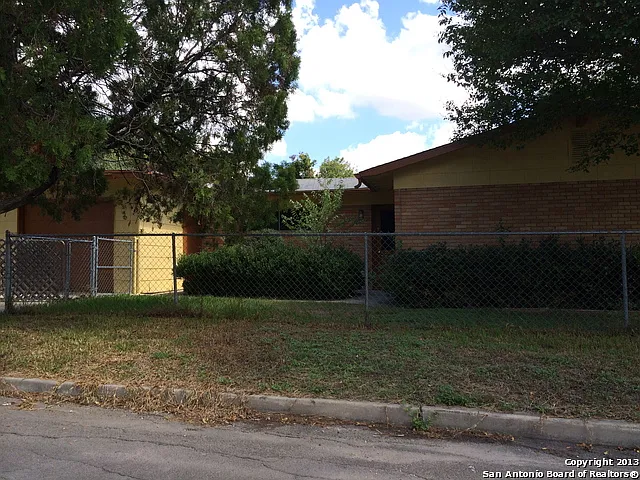 2139 Babs Dr — Photo 2