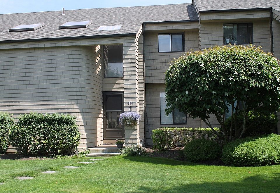 1st image of 52 Fairway Pl