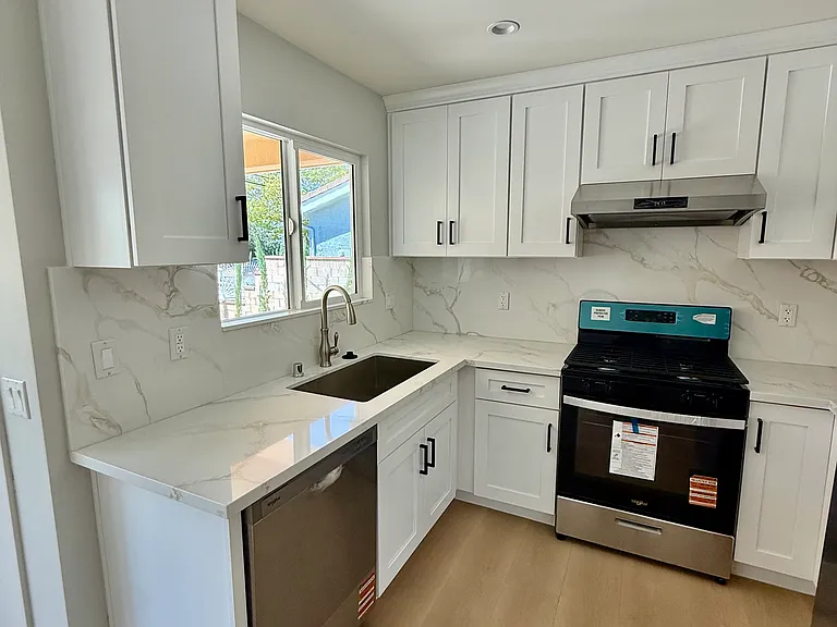 3440 N Vineland Ave — Photo 5