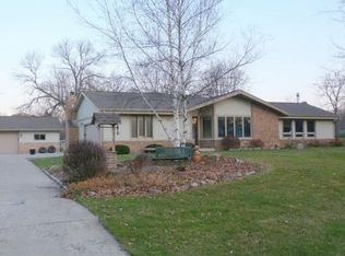 W277N818 Woodside Dr, Waukesha, WI 53188