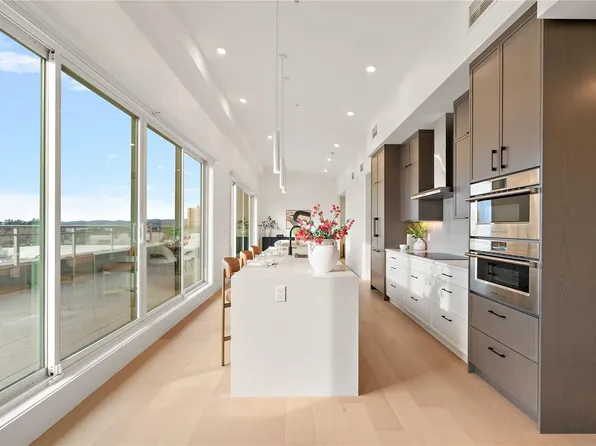 1102 Esquimalt Rd #502, Esquimalt, BC V9A 3N3