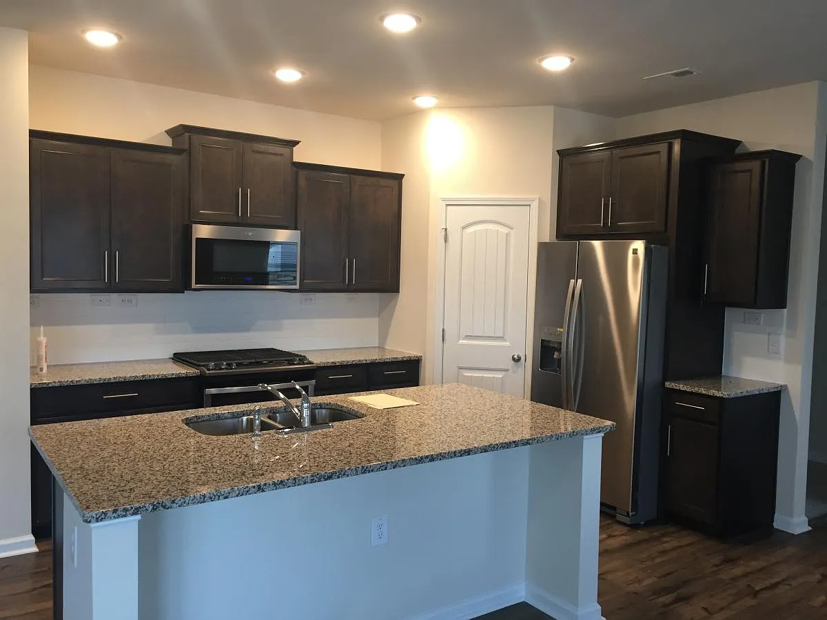 4 bed, 2.5 bath, 2680 sqft, $2,600 — Photo 3