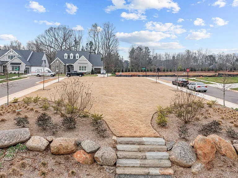 Greenspace/pocket parks throughout the neighborhood