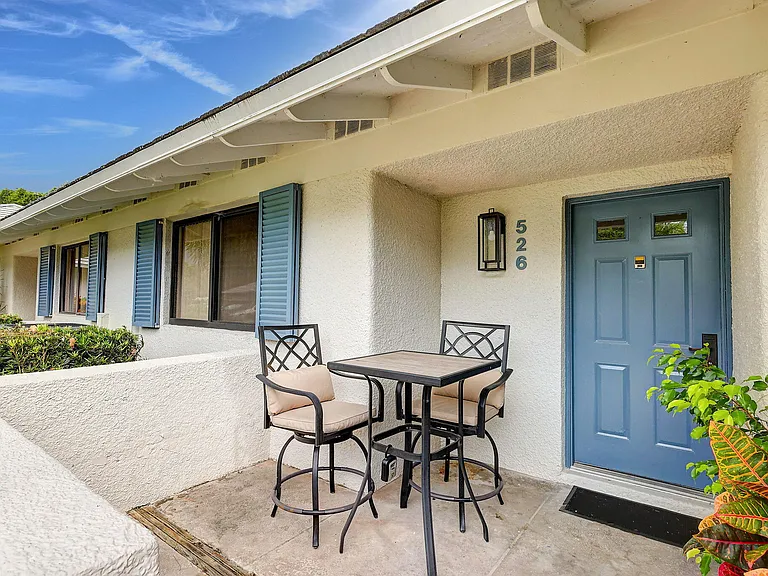 526 Club Dr — Photo 3