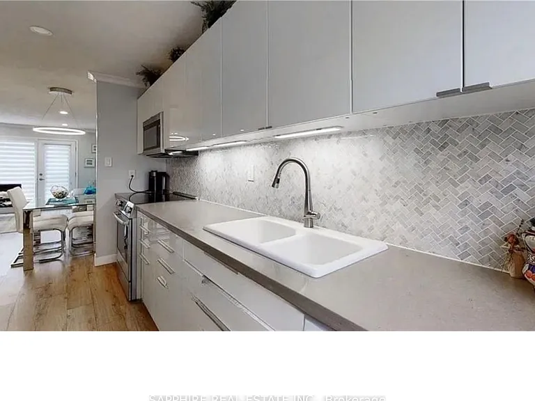 650 Wonderland Rd S — Photo 10