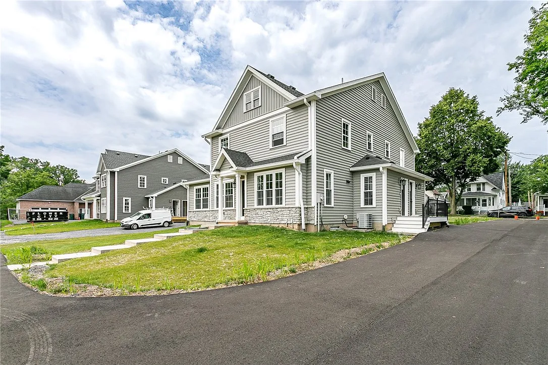 3 bed, 2.5 bath, 3072 sqft, $2,500 — Photo 1