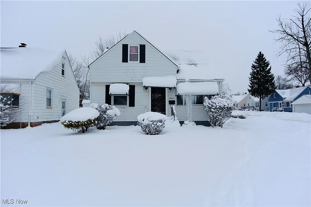 18717 Waterbury Ave photo 1