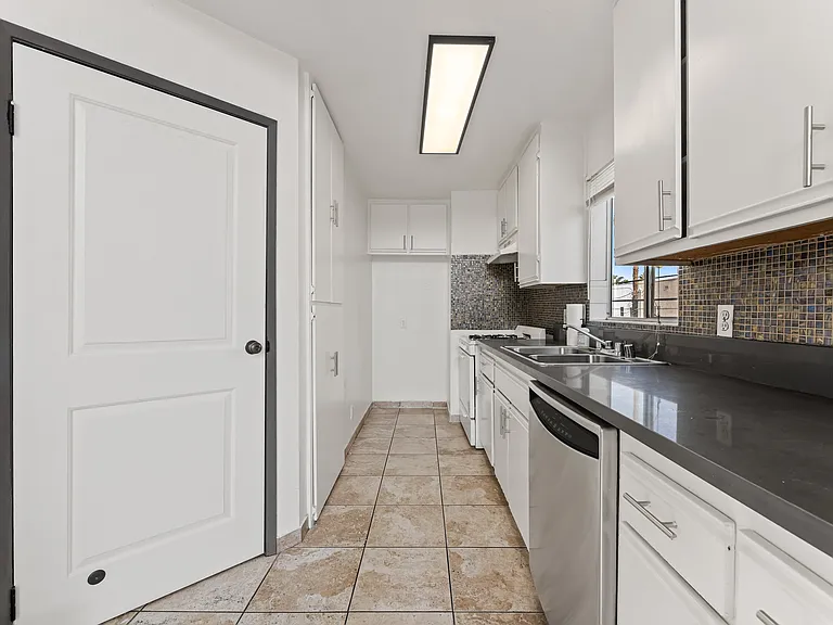 1540 S Fairfax Ave #7 — Photo 10