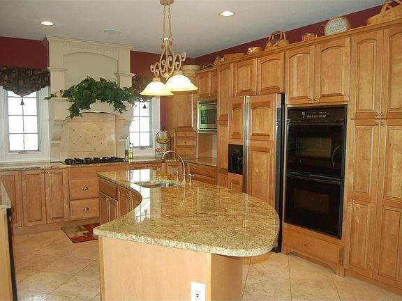 4th image of 7596 Capilano Dr