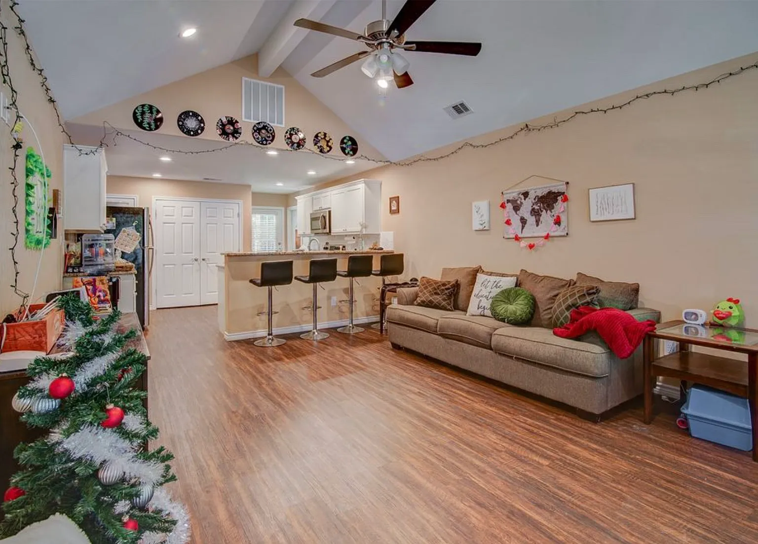 534 E Brockett St — Photo 2