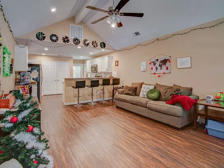 534 E Brockett St — Photo 2