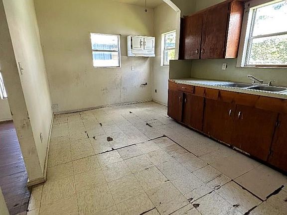 4th image of 922 W Saint Francis St