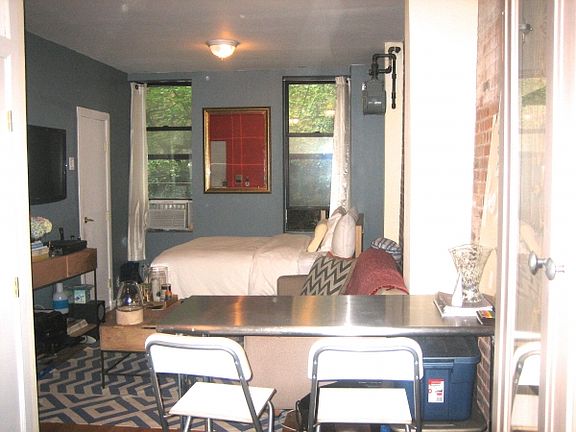 5th image of 102 Charlton St APT 6