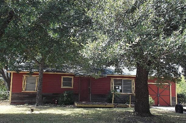 1st image of 815 Red Bud Dr