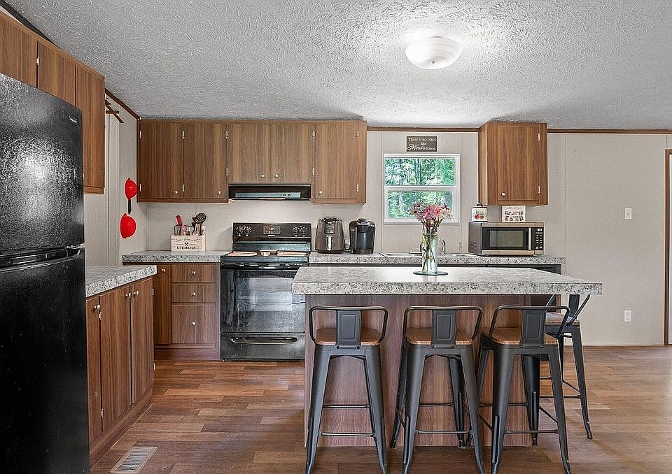 1st image of 934 Holly Glen Ln