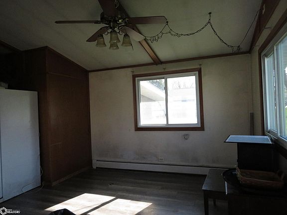 4th image of 719 3rd St NE