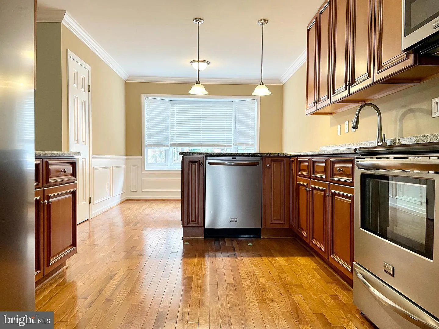 3 bed, 2.5 bath, 2004 sqft, $3,700 — Photo 4